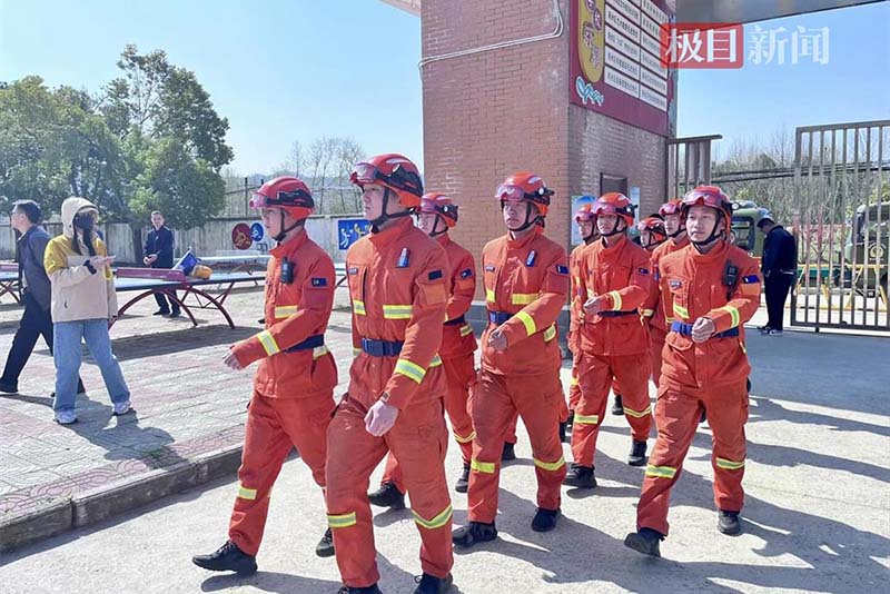 小學(xué)生開(kāi)展智能消防演練，沉浸式培訓(xùn)筑牢安全防線(xiàn)